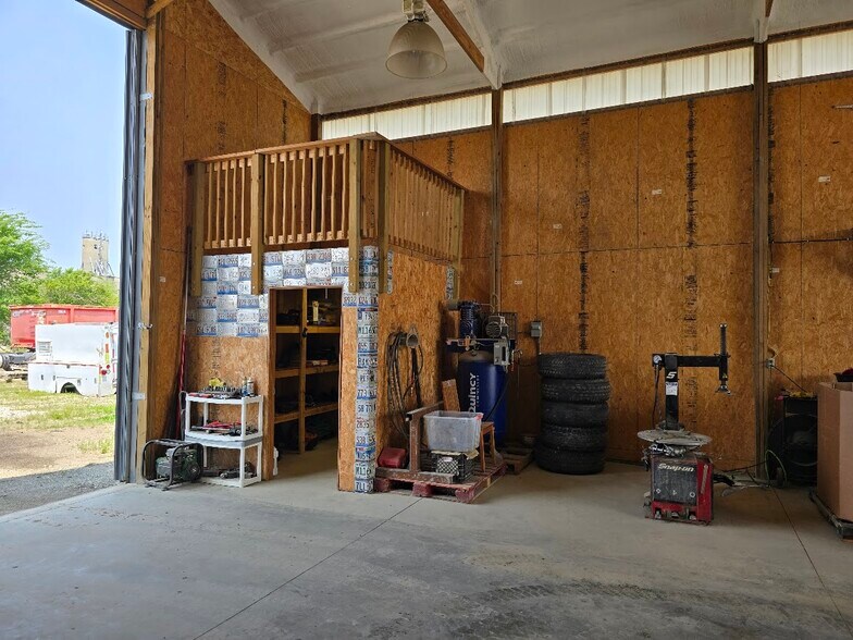 More Photos Of 808 W Walnut St, Fairbury Industrial For Sale