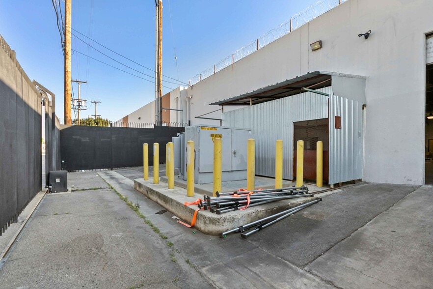 More Photos Of 9362 Eton Ave, Chatsworth Warehouse For Lease