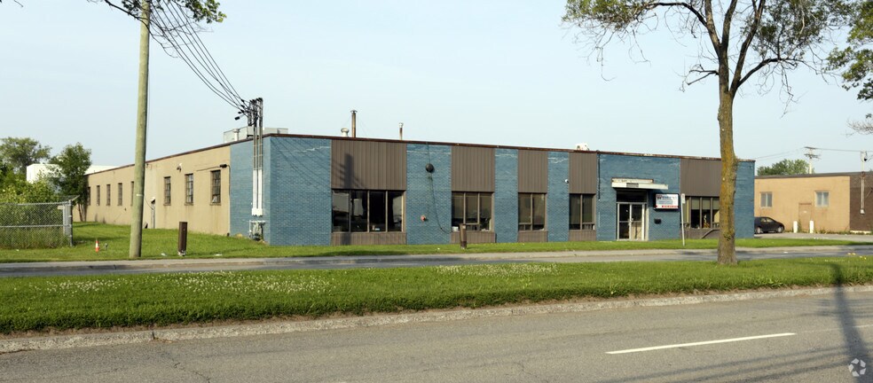 More Photos Of 9820 Boul Ray-Lawson, Montréal Warehouse For Sale