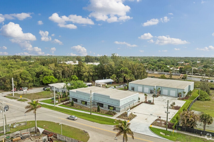 More Photos Of 3931 SE Commerce Ave, Stuart Warehouse For Lease