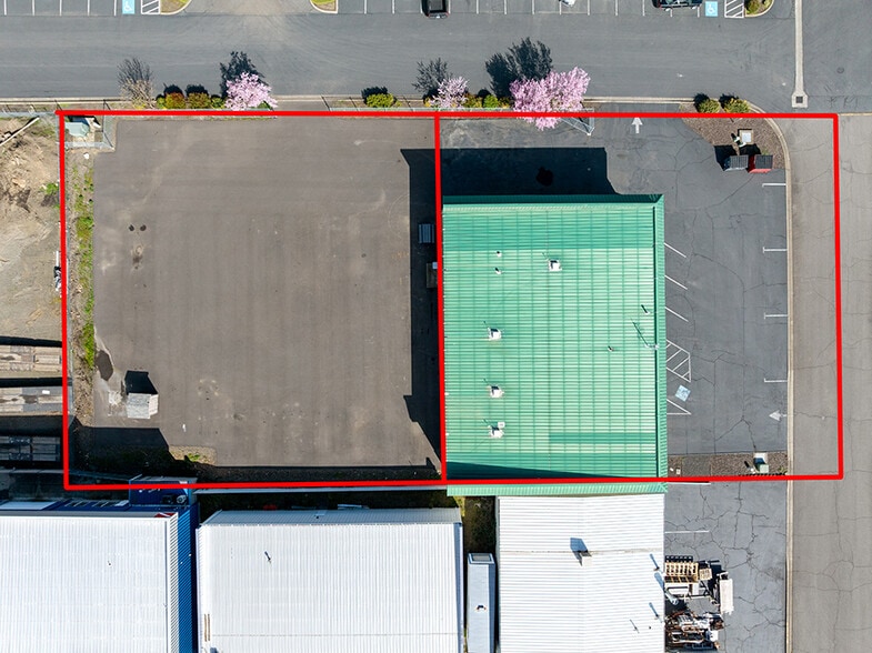 More Photos Of 6062-6068 Crater Lake Ave, Central Point Warehouse For Sale