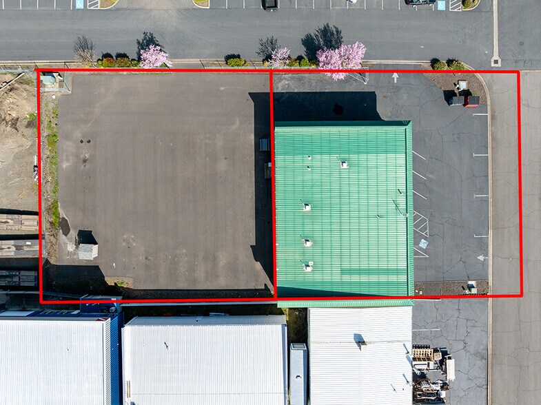 More Photos Of 6062-6068 Crater Lake Ave, Central Point Warehouse For Sale