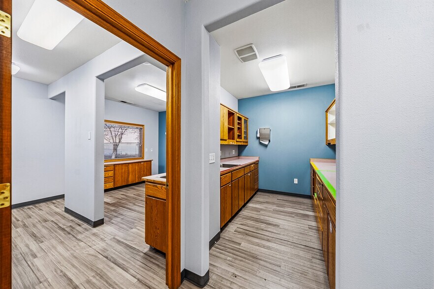 More Photos Of 925 Town Centre Dr, Medford Medical For Lease