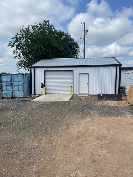 More Photos Of 576 County Road 196, Georgetown Warehouse For Lease