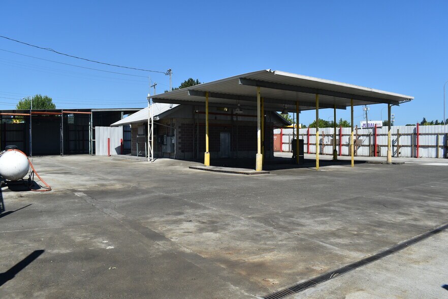 More Photos Of 9510 14th Ave S, Seattle Auto Salvage Facility For Sale