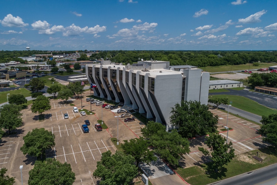 More Photos Of 1800 Teague Dr, Sherman Office For Lease