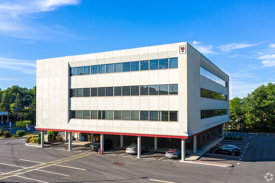 More Photos Of 505 Thornall St, Edison Office For Lease