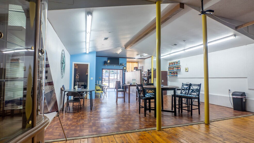 More Photos Of 385 Main St, Mammoth Spring General Retail For Sale