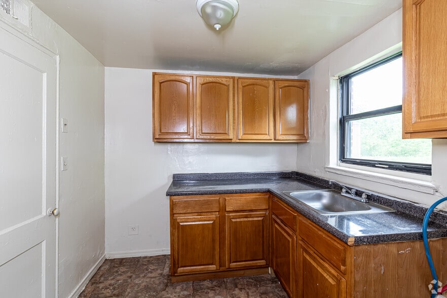 More Photos Of 35 Woodland Dr, Hartford Apartments For Sale