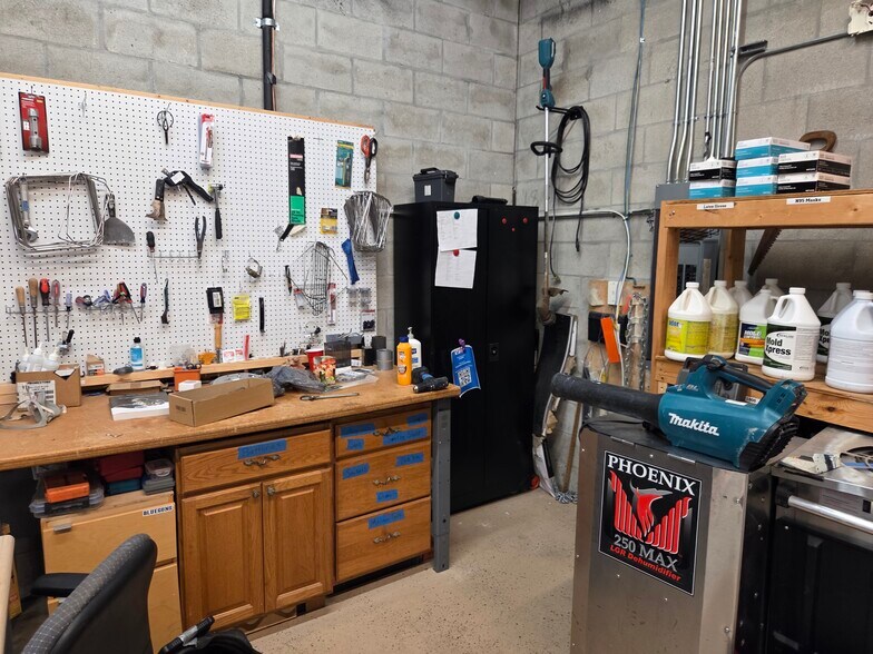 More Photos Of 6391 Corporate Park Cir, Fort Myers Light Distribution For Lease