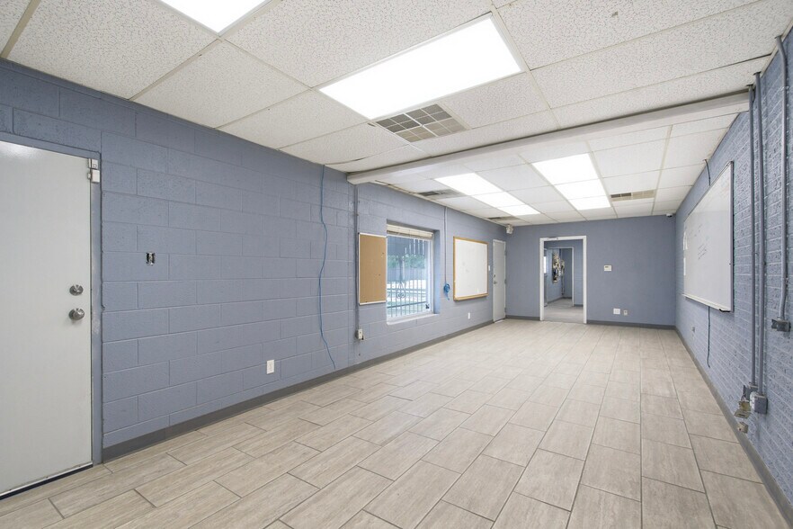 More Photos Of 300-305 S Grant Ave, Odessa Warehouse For Sale
