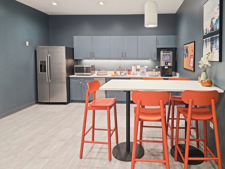 More Photos Of 611 S Milwaukee Ave, Libertyville Coworking Space