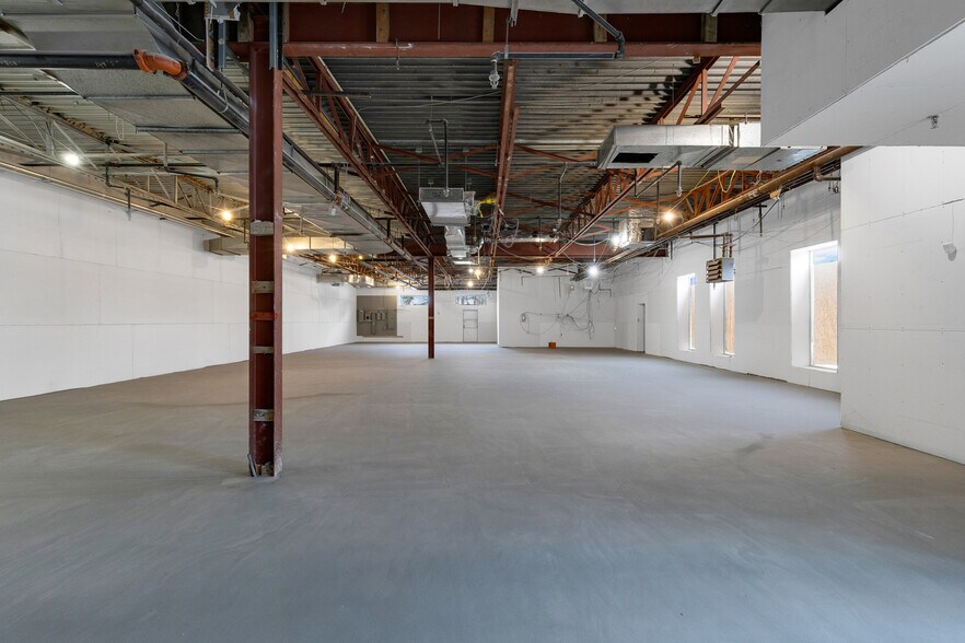 More Photos Of 3545 Boul Dagenais O, Laval Freestanding For Lease
