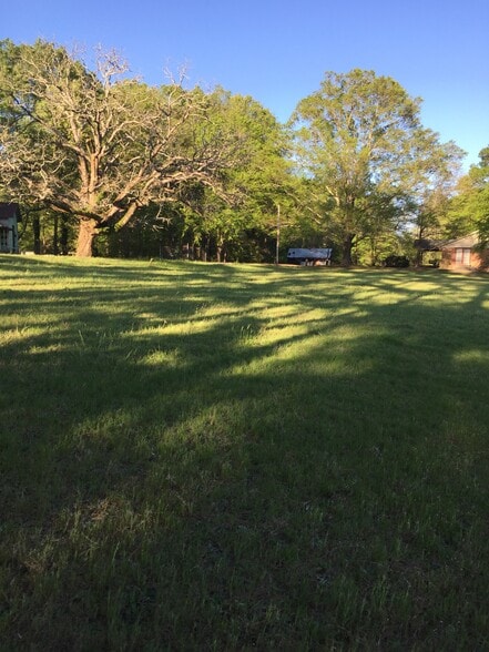 More Photos Of 1017 Dolvin Ave, Union Point Schools For Sale