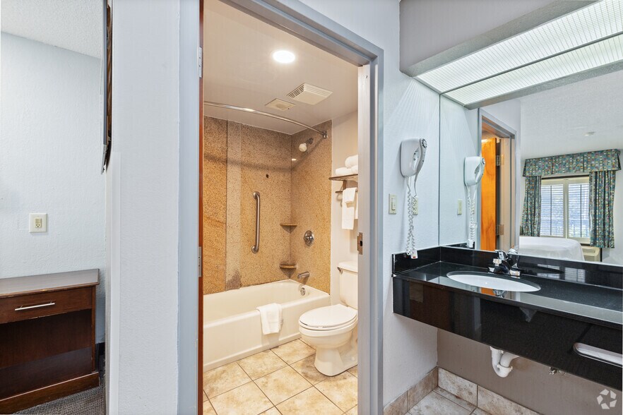 More Photos Of 480 E Miracle Strip Pky, Mary Esther Hotel For Sale