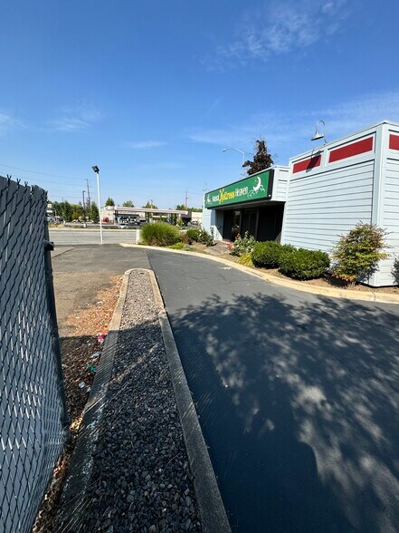More Photos Of 1712 E McAndrews Rd, Medford Medical For Lease