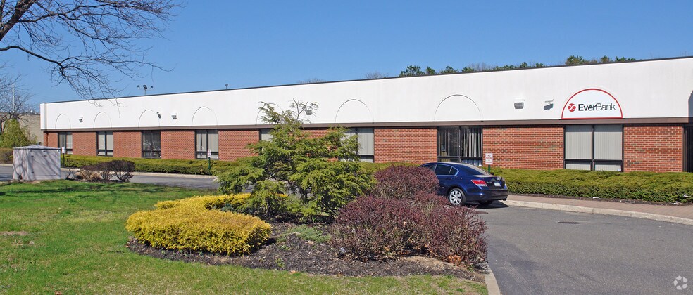 More Photos Of 11 Oval Dr, Islandia Office For Lease