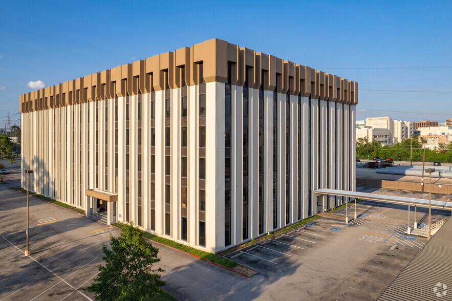 More Photos Of 1919 N Loop W, Houston Medical For Lease