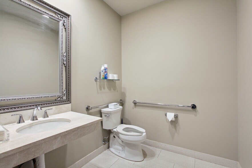 More Photos Of 6050 Pontchartrain Blvd, New Orleans Office For Lease