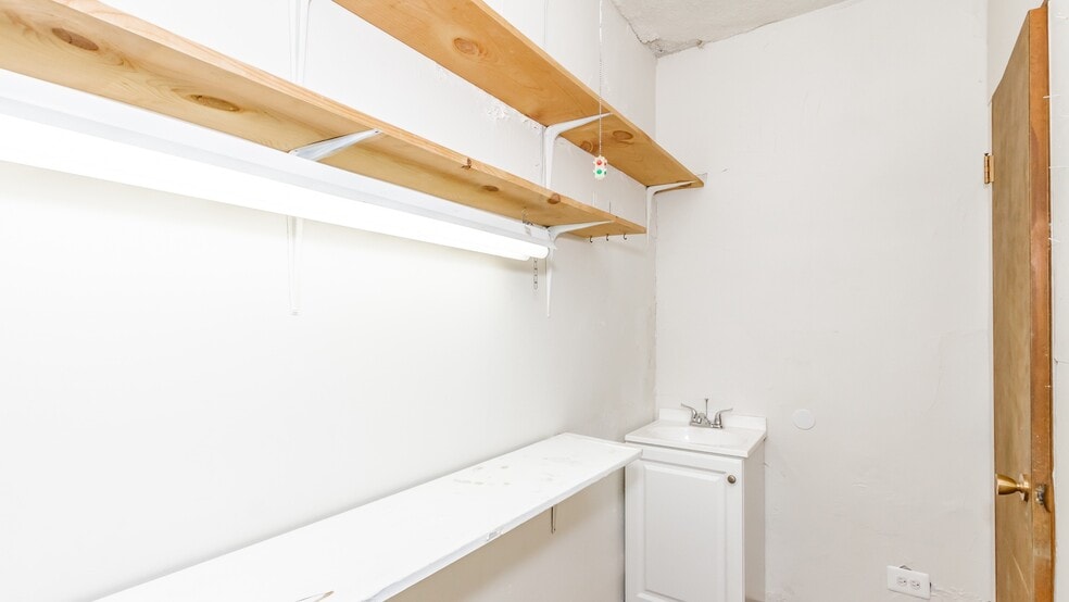 More Photos Of 6039 W Belmont Ave, Chicago Medical For Lease