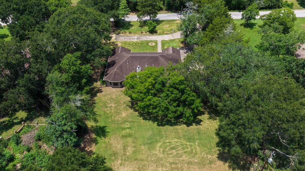 More Photos Of 655 Farmers Rd, Brenham Loft Creative Space For Sale