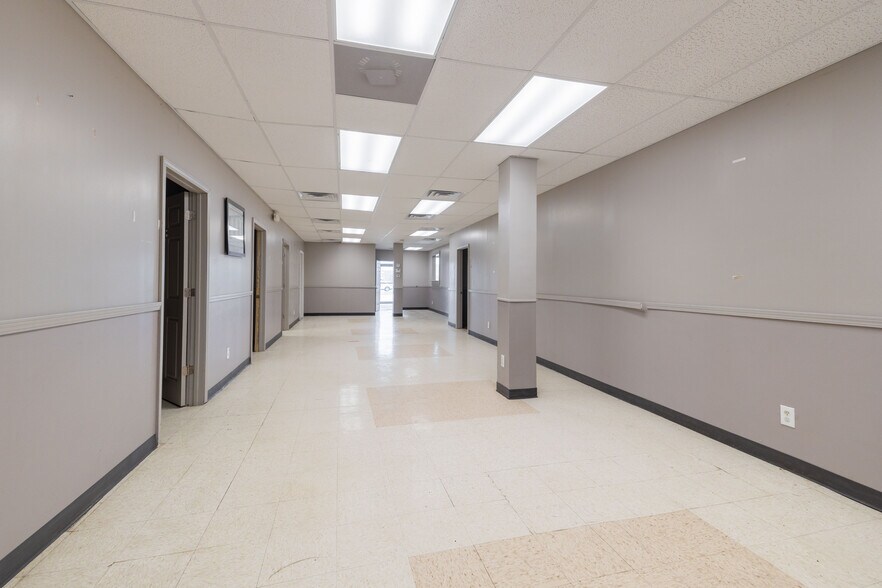 More Photos Of 32600 John R Rd, Madison Heights Freestanding For Lease
