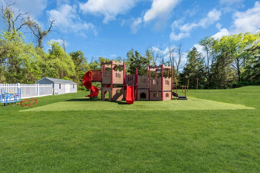 More Photos Of 321 W Farms Rd, Farmingdale Daycare Center For Sale