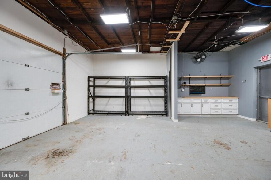 More Photos Of 519 Main St, Blandon Flex For Sale