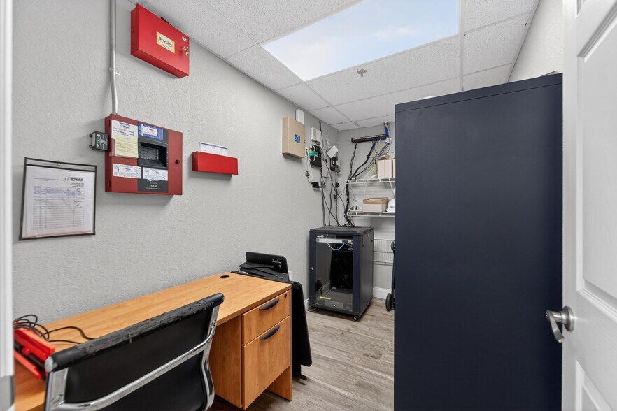 More Photos Of 3411 N 29th St, Tampa Office For Sale