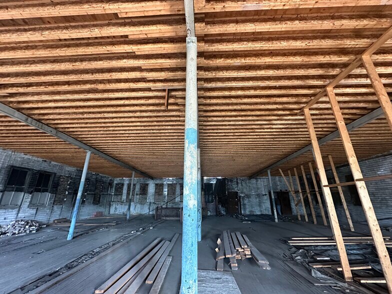 More Photos Of 512 E 47th St, Chicago Storefront Retail Office For Sale