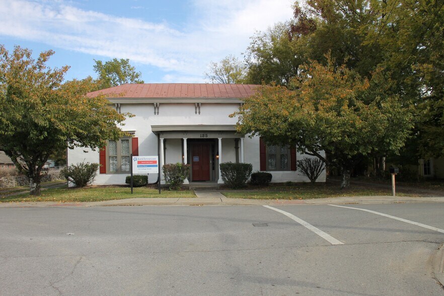 Primary Photo Of 135 College St, Gallatin Bank For Lease