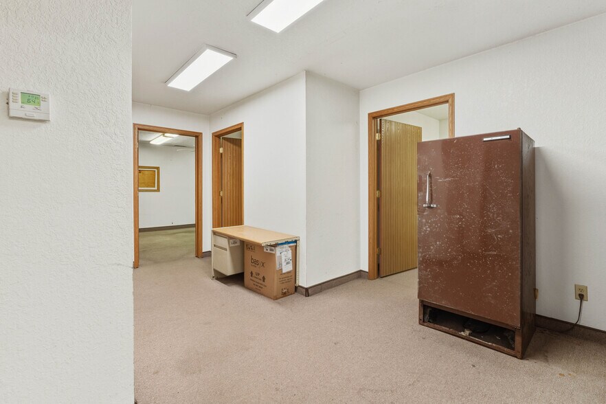 More Photos Of 604 Industrial Park Dr, Eldon Office For Sale