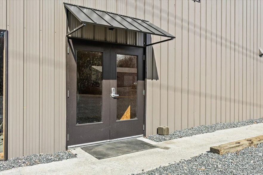 More Photos Of 309 E Springbrook Dr, Johnson City Flex For Lease