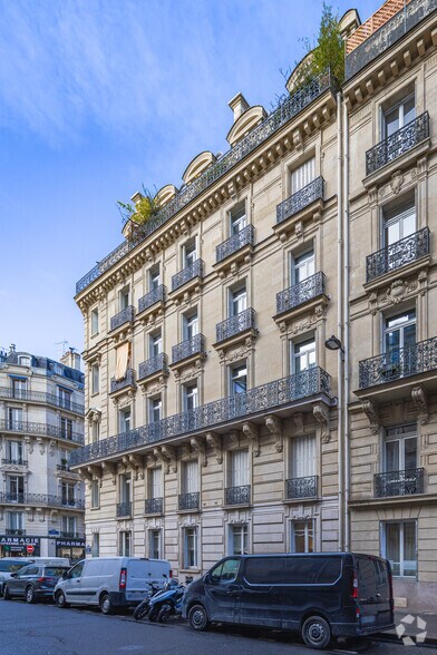 More Photos Of 14 Rue Clément Marot, Paris Office For Sale