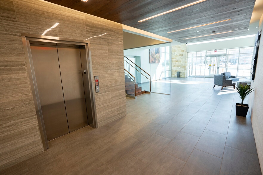 More Photos Of 404 Veterans Airpark Ln, Midland Office For Sale