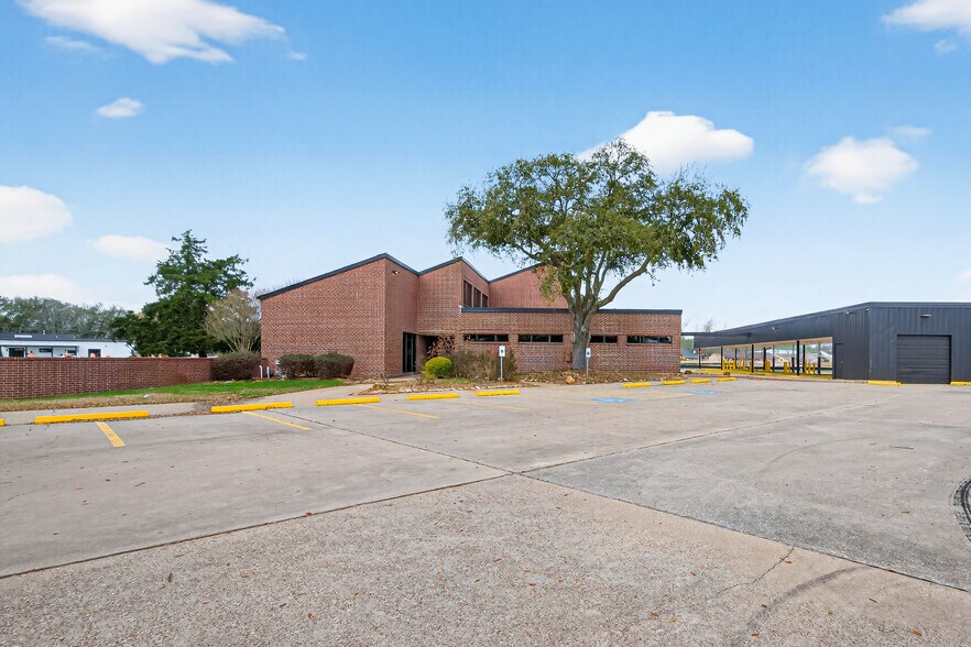More Photos Of 25100 FM 2100 Rd, Huffman Bank For Lease