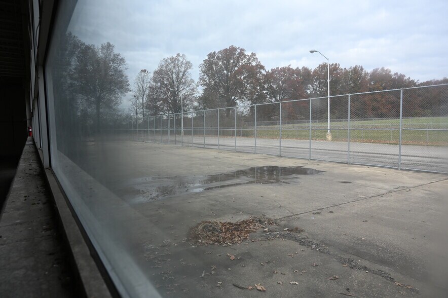 More Photos Of 2300 Claremont Ave, Ashland Freestanding For Lease