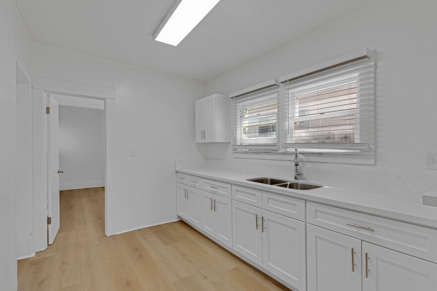 More Photos Of 372 W 11th St, San Pedro Apartments For Sale