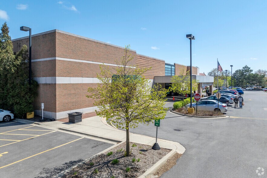 More Photos Of 1127-1163 Church St, Northbrook Unknown For Lease