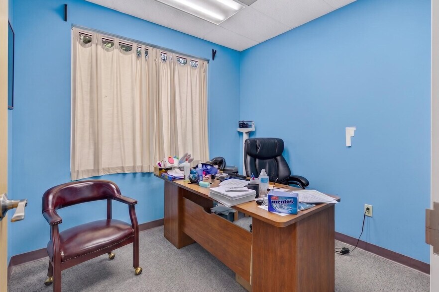 More Photos Of 1801 Salk Ave, Tavares Medical For Sale