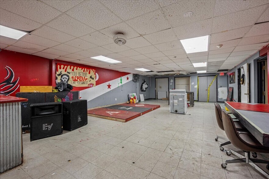 More Photos Of 928 W Hillcrest Dr, Dekalb Sorority Fraternity House For Sale