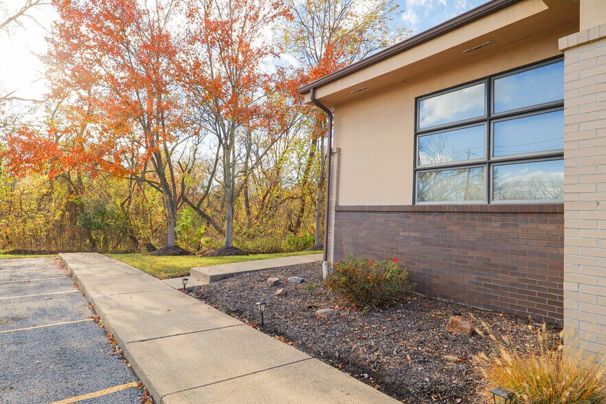 More Photos Of 1075 Waterdam Plaza Dr, McMurray Office For Lease