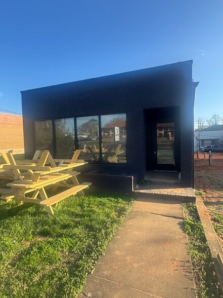 Primary Photo Of 6 Airline St, Belmont Freestanding For Lease