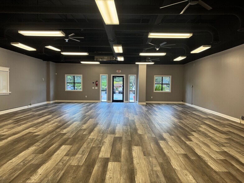 More Photos Of 53 Persimmon St, Bluffton Showroom For Sale