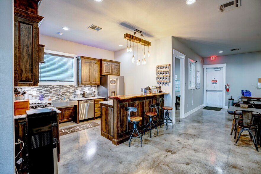 More Photos Of 5805 Starnes Rd, Watauga Office For Sale