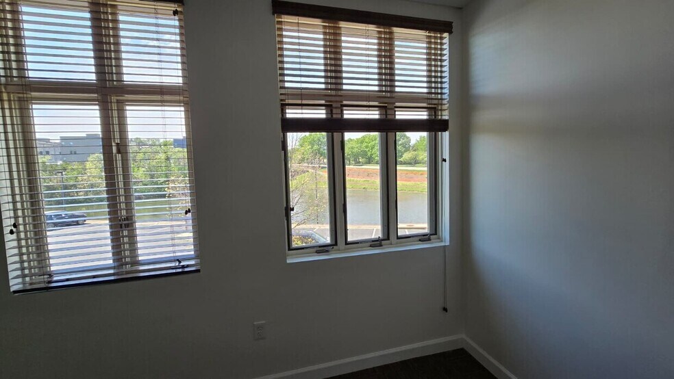 More Photos Of 14165 Robert Paris Ct, Chantilly Medical For Lease