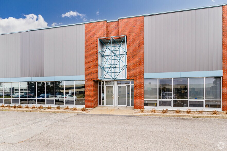 More Photos Of 5750-5850 Rue Cypihot, Montréal Warehouse For Lease