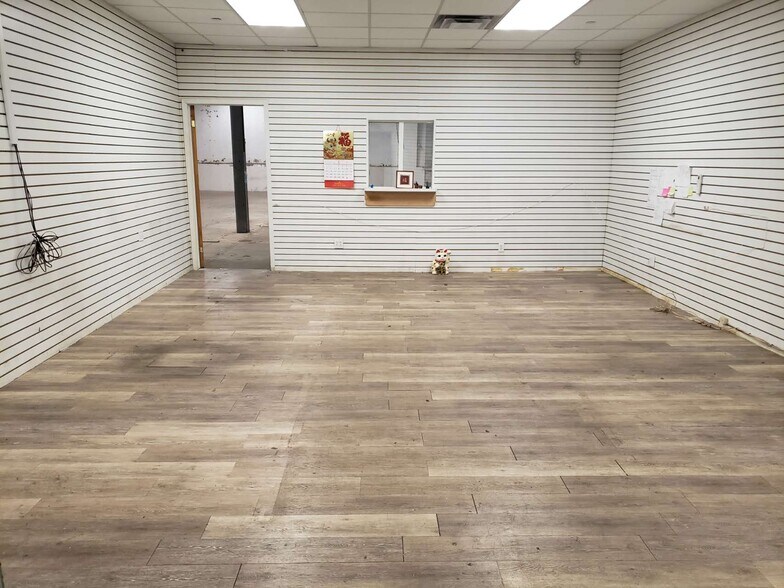 More Photos Of 8949 129 St, Richmond Hill Warehouse For Lease