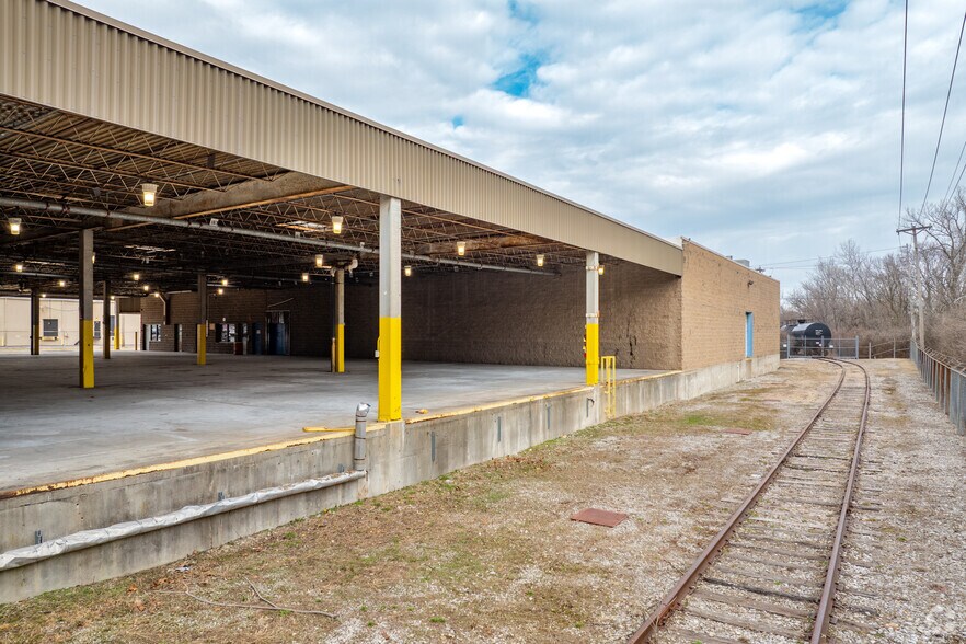More Photos Of 2646 Metro Blvd, Maryland Heights Distribution For Lease