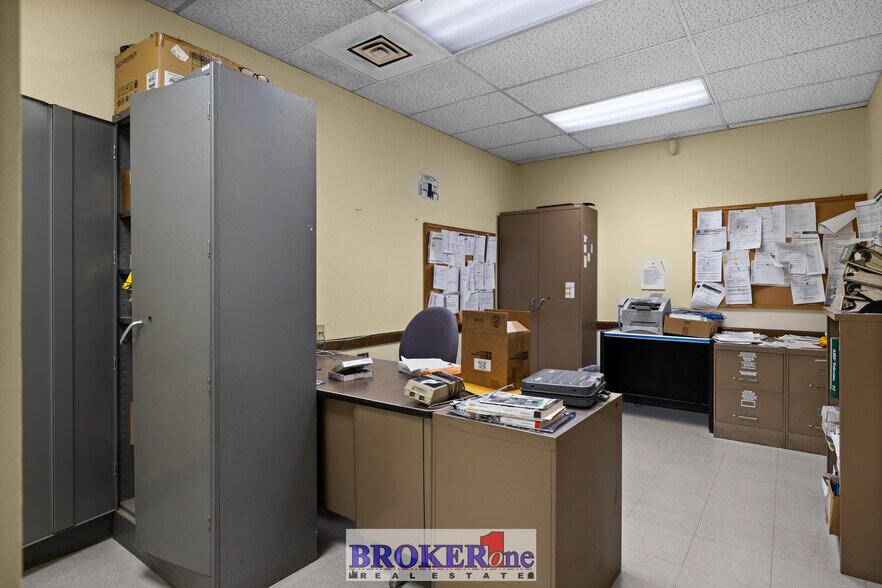 More Photos Of 300 N Walsh Dr, Casper Warehouse For Lease